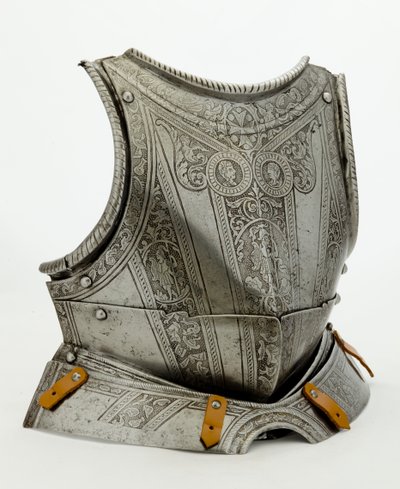 Peitoral com decoração moderna, c.1550 (aço gravado, vestígios de douramento e couro moderno) de German School