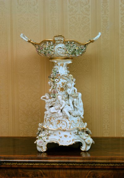 Carrinho de bolo com querubins representando as estações, c.1830 (porcelana) de German School