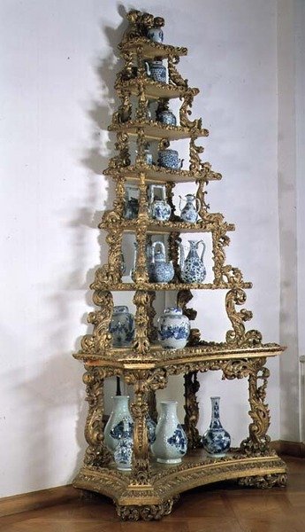 Coleção de porcelana chinoiserie azul e branca em um carrinho de pirâmide, alemão, giltwood, início do século XVIII de German School