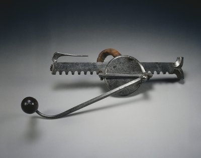 Cranequin, c.1528 (aço com cordão de linho e cabo de madeira) de German School