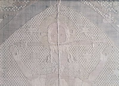 Detalhe de toalha de altar com Cristo do Apocalipse, segunda metade do século XIV (linho) de German School