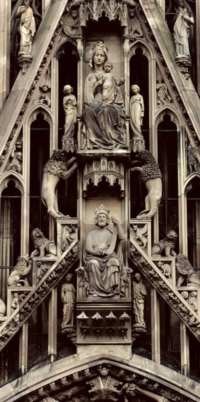 Detalhe da Virgem e do Menino, da empena acima do portal central da fachada oeste, iniciada em 1277 (pedra) de German School