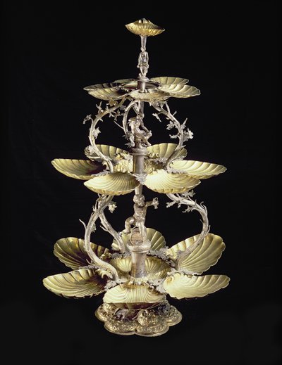 Peça central de mesa em relevo com pratos em forma de concha da DT Moye, Hamburgo, 1633-44 (prata dourada) de German School