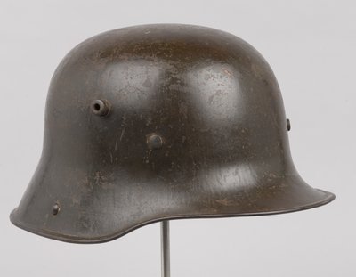 Capacete de aço alemão ou Stahlhelm, c.1916 (capacete) de German School
