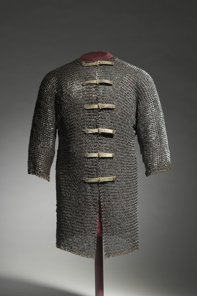 Hauberk, c.1400-1450 (anéis de aço e latão, rebitados com fivelas e cintas modernas) de German School