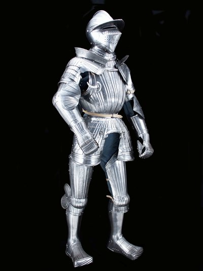 Armadura de campo "Maximiliano" do grupo "Fico", com capacete associado, c.1525-30, decorado c.1805 (aço gravado com couro moderno e restaurações) de German School