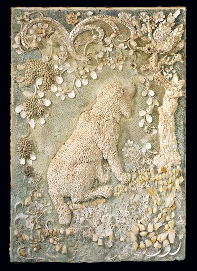 Um de um par de cães sentados Louis XV modelados em relevo, dentro de um ambiente semelhante a uma gruta de German School