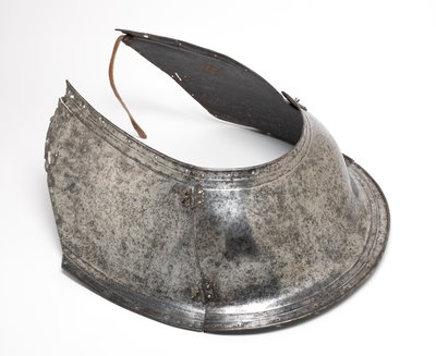 Peytral, para uso de cavalaria pesada. Formado por uma placa central e um par de placas laterais de German School