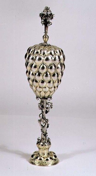 Copo e tampa em forma de ananás, Nuremberga, c.1620 (dourado prateado) de German School