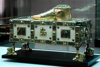 Altar portátil de Santo André, também conhecido como o Santuário Egbert, feito pela oficina de ourives patrocinada pelo Arcebispo Egbert de Trierm c.980-990 (ouro e esmalte) de German School