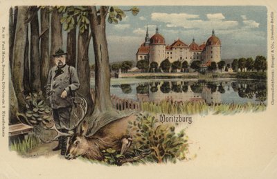 Cartão postal que descreve um homem com um tiro de veado com Moritzburg Castle no fundo de German School