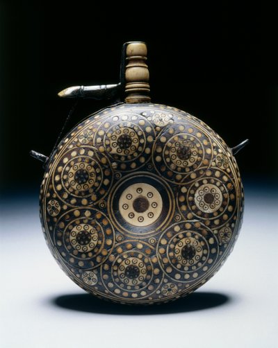 Frasco de pó, c.1620-50 (nogueira com chifre, osso, latão e ferro) de German School