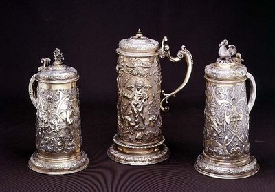 Caneca de bronze cilíndrica dourada por Paul Hubner, Ausburg 1590; caneca de metal cilíndrica em prata dourada por Tobias Kramer, Ausburg 1620; Tanque cilíndrico dourado por Paul Hubner, Ausburg 1590, 16 a 17 ce de German School