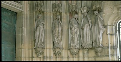 As cinco virgens tolas, figuras de jamba do Portal do Paraíso, figuras esculpidas c.1250, varanda construída c.1350 (ver também 173982 e 173984) de German School