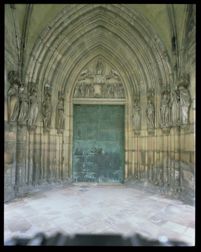 O Portal do Paraíso: As Cinco Virgens Sábias e as Cinco Virgens Tolas, Figuras entalhadas esculpidas em c.1250, Pórtico construído c.1350 (ver também 173982 e 173983) de German School
