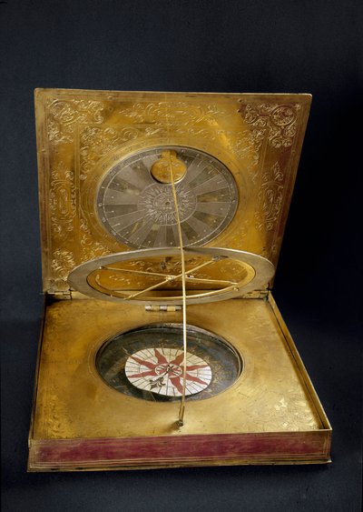 Relógio solar universal feito de cobre, bronze dourado, vidro e papel, fabricado na Alemanha. Estreia do Sol do século XVII. 24,7x25,7 cm Florença, Istituto e Museo di Storia delle Scienze de German School