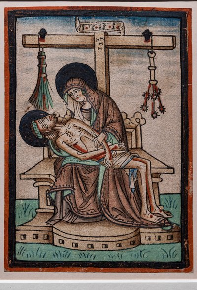 Vesperbild (Lamentação),aguarela cortada por gravador alemão, c.1450. Os símbolos de Christs Passion pendurados na cruz. de German School