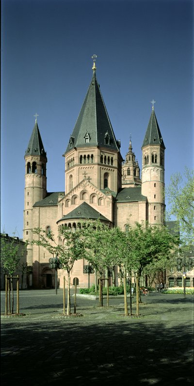 Vista da Catedral de St. Martin e St. Stephan do nordeste de German School
