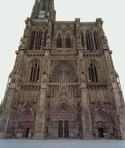 Fachada oeste da Catedral de Estrasburgo, iniciada em 1277 de German School