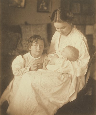 [Mãe de roupão, sentada, com bebé e filho pequeno]. de Gertrude Käsebier