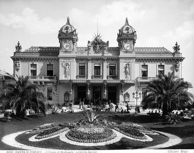 Fachada do Casino Montecarlo. Uma multidão de pessoas anima a escadaria na entrada de Giacomo Brogi