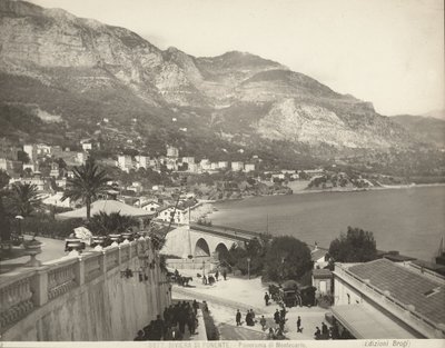 Vista panorâmica de Montecarlo no Mónaco. A cena mostra vários transeuntes; à esquerda vemos um grande plano de uma balaustrada de mármore. de Giacomo Brogi