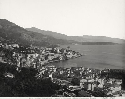 Vista de Condamine e Montecarlo, duas cidades povoadas com vista para o mar. A fotografia foi tirada do Mónaco. de Giacomo Brogi