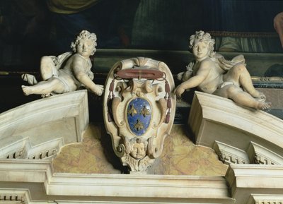Vista interior, de, a, capela barberini, detalhe, de, decorativo, frontão, de, dois, querubins, suportar, um, brasão, mármore, lapis, lazuli de Gian Lorenzo Bernini