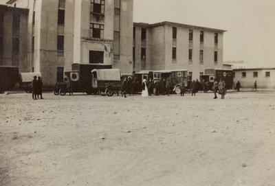 Álbum "Fotos da Segunda Guerra": Soldados italianos e ambulâncias da Cruz Vermelha em Gradisca Sagrado, Gorizia, Itália (foto a p/b) de Gigliucci Gigliucci