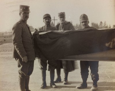 Álbum "Fotos da Segunda Guerra": Soldados italianos carregam o caixão de um caído da Grande Guerra (foto a p/b) de Gigliucci Gigliucci
