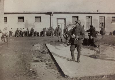 Álbum "Fotos da Segunda Guerra": Soldados italianos em Gradisca Sagrado, Gorizia, Itália (foto a p/b) de Gigliucci Gigliucci