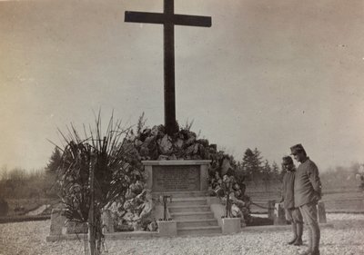 Álbum "Fotos da Segunda Guerra": memorial de guerra em Gradisca (foto a p/b) de Gigliucci Gigliucci