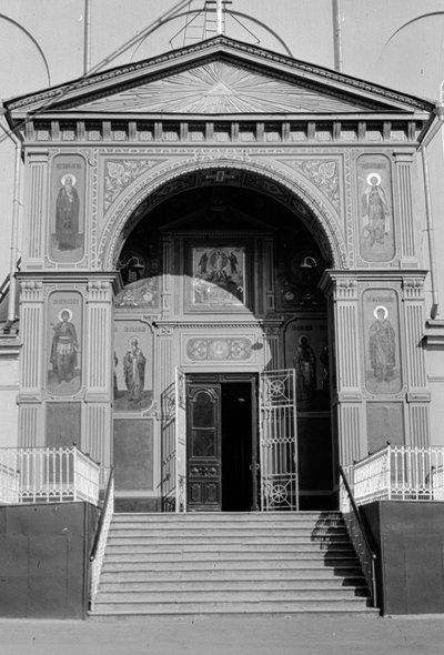 Entrada de uma igreja ortodoxa russa com ícones a decorar as paredes exteriores de Gilbert H. Grosvenor