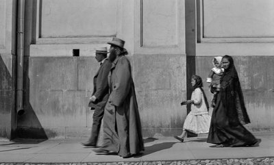 Padre ortodoxo russo passeia no passeio seguido da mulher e dos dois filhos em Moscovo de Gilbert H. Grosvenor