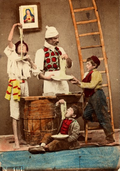 As crianças comem o espaguete com as mãos, Nápoles, c.1865 (impressão em papel de peso duplo) de Giorgio Conrad