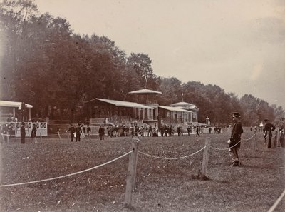 Polícia num hipódromo durante uma corrida de cavalos de Giorgio Enrico (attr.to) Levi