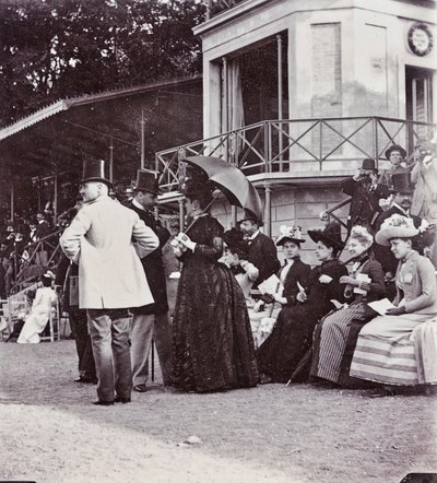 Os espectadores nas bancadas controlam o resultado de uma corrida no hipódromo do Parque Cascine: J. Halphon, Miss Serjeaf, duquesa de Brindisi, duquesa de Rohorn, condessa Della Gherardesca, marquês Bellisomi, Gondi de Giorgio Enrico (attr.to) Levi