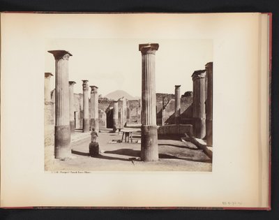 Vista das ruínas da casa de Marco Olconio em Pompeia, Itália.
(Pompei) Casa di Marco Olconio (título sobre o objecto) de Giorgio Sommer (attributed to)