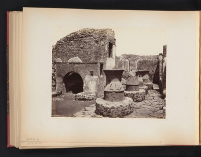 Ruínas de uma padaria em Pompeia
Casa di fornai Pompei (título sobre o objecto) de Giorgio Sommer (attributed to)