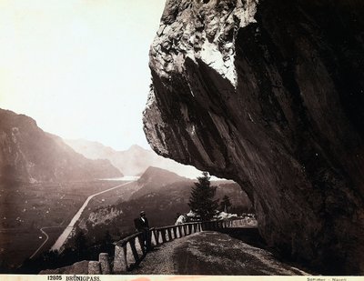 Uma estrada nas montanhas do Brünigpass, na Suíça de Giorgio Sommer