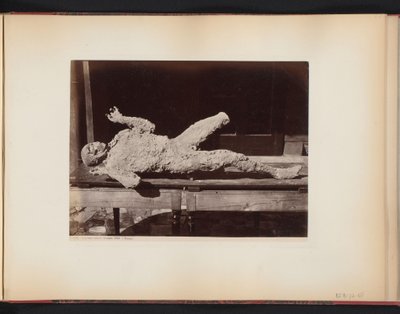 Pessoa mumificada em Pompeia, Itália
Impronte umane trovato 1868 (Pompei (título sobre o objecto) de Giorgio Sommer