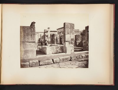 Vista das ruínas da Casa di Salustio em Pompeia, Itália Casa di Salustio Pompei (título no objeto) de Giorgio Sommer