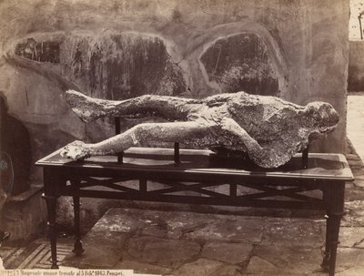 Pegadas Humanas, Pompeia [Human Cast, Pompeia] de Giorgio Sommer