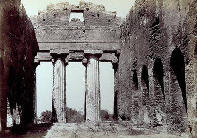 Interior do Templo da Concórdia, no Vale dos Templos, em Agrigento. Em primeiro plano, duas colunas dóricas; nas laterais, uma parede de perímetro arqueado. de Giorgio Sommer