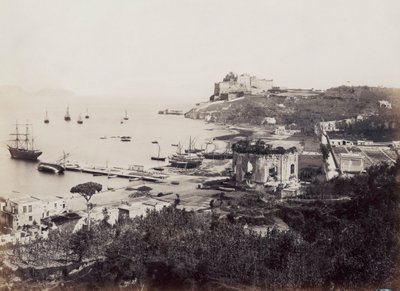 Panorama do pitoresco Golfo da Baia (Nápoles), pontilhado de veleiros. Em primeiro plano, em frente ao pequeno cais, encontra-se o Templo de Vénus. No fundo, empoleirado num promontório, está o Castelo do Vice-Rei do século XVI. de Giorgio Sommer