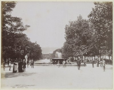 Praça com uma fonte e pessoas a passear em Nápoles de Giorgio Sommer