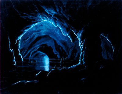 Reprodução de uma gravura da Gruta Azul na Ilha de Capri. Dentro da gruta, três homens, na beira de uma saliência, cumprimentam um quarto homem, saindo da gruta com seu barco. Ele é pr de Giorgio Sommer