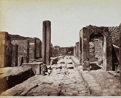 Ruínas estruturais ao longo da Strada di Stabia, no sítio arqueológico de Pompeia de Giorgio Sommer