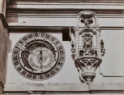 O quadrante da Torre do Relógio em Berna, por Kaspar Brunnen (1527-1530). Ao lado do relógio astronômico uma bancada que contém estatuetas que são ligadas pelo mecanismo do próprio relógio quatro minutos antes de bater a hora. de Giorgio Sommer