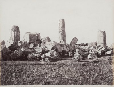 Os restos do Templo de Apollo em Selinunte. Duas figuras masculinas podem ser vistas nas colunas colapsadas de Giorgio Sommer